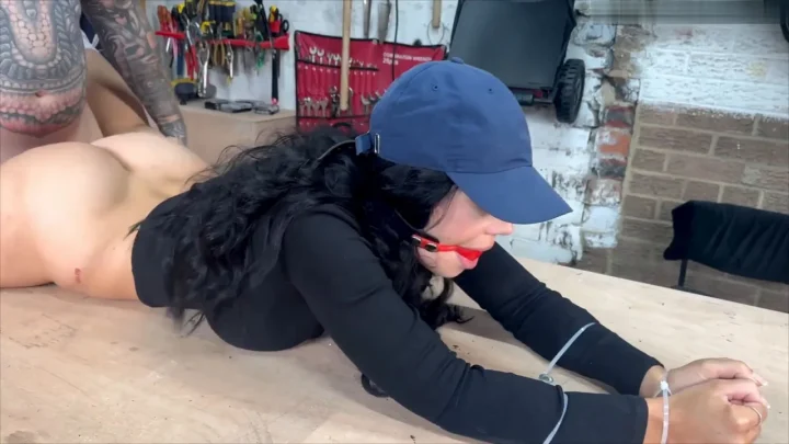 Pizza Delivery Girl | Tatti Roana – BDSMFet.com